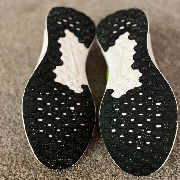 Men's Nike Revolution running shoes size 8.5 - Picture 3 of 3